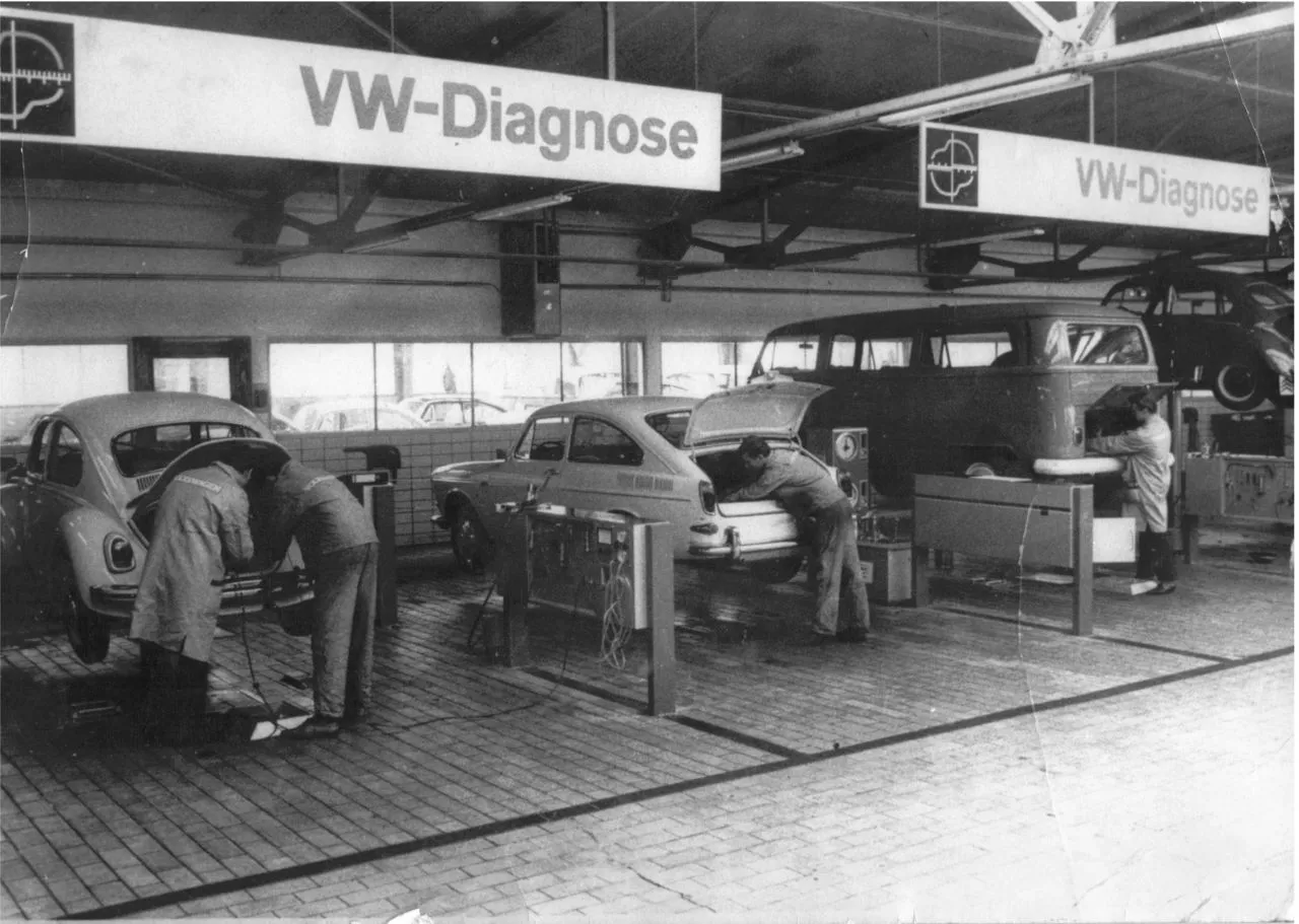 VW Werkstatt mit Diagnoseplätzen in den 1960er Jahren