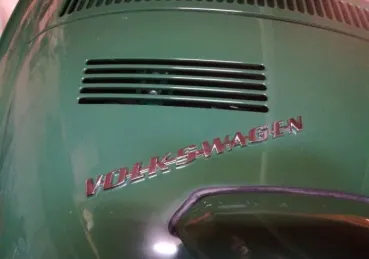 Montagebeispiel Schriftzug am VW Käfer - 113 853 687 K