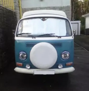 Beispielbild zur vorderen Montage des Reserverades beim VW Bus T2