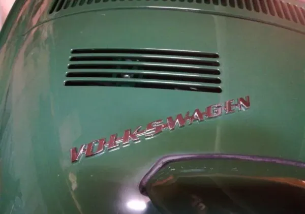 Montagebeispiel Schriftzug am VW Käfer - 113 853 687 K