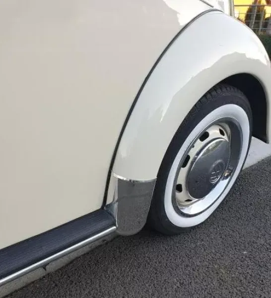 Montagebeispiel der Schutzecken am VW Käfer