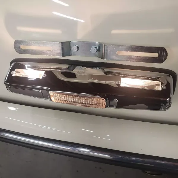 Montagebeispiel mit Kennzeichenhalter