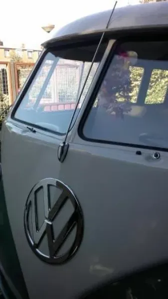 Montagebeispiel der Antenne am VW Bus