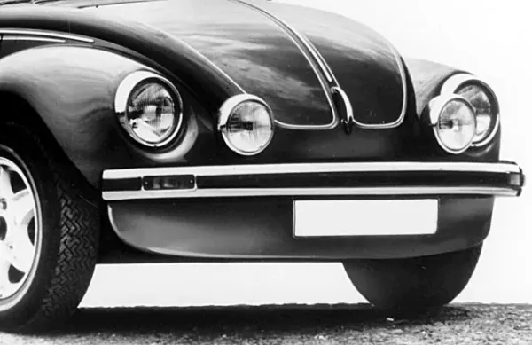 Seitliche Ansicht des Spoilers am VW Käfer 1303