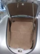 Teppichsatz im Kofferraum des 356 Speedster in Beige
